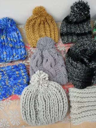 Bufandas y cuellos de lana tejidos