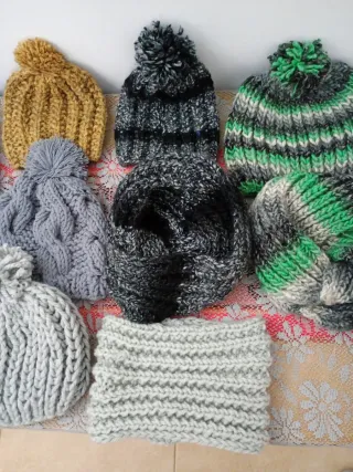 Bufandas y cuellos de lana tejidos