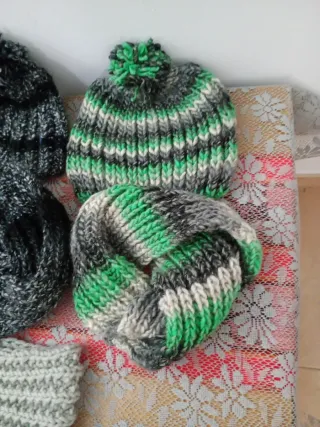 Bufandas y cuellos de lana tejidos