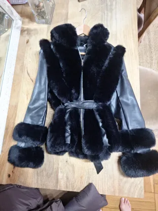 Chaqueta negra con pelo sintético