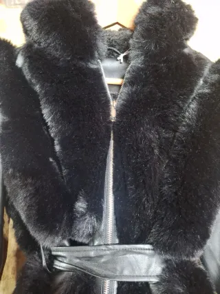 Chaqueta negra con pelo sintético