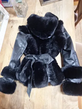 Chaqueta negra con pelo sintético