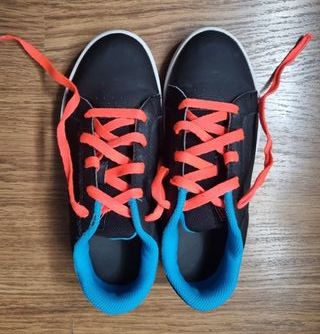 Zapatillas negras con cordones naranjas