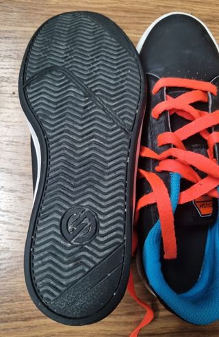 Zapatillas negras con cordones naranjas