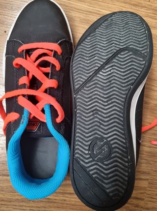 Zapatillas negras con cordones naranjas