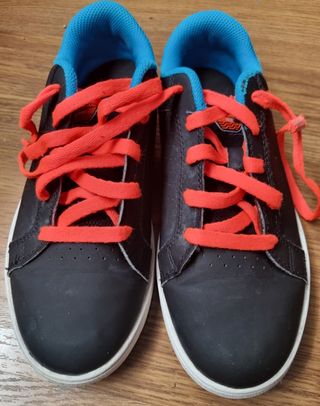Zapatillas negras con cordones naranjas