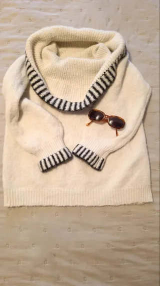 Jersey blanco cuello alto con rayas