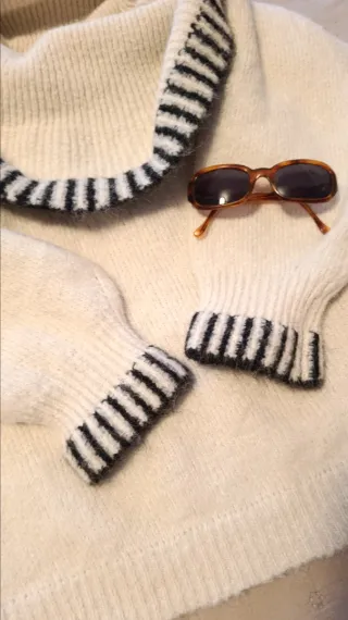 Jersey blanco cuello alto con rayas