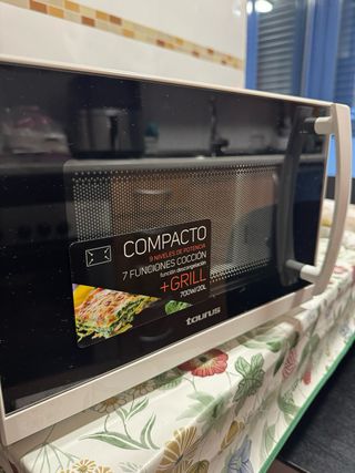 Microondas Taurus Compacto Grill 700W/20L
