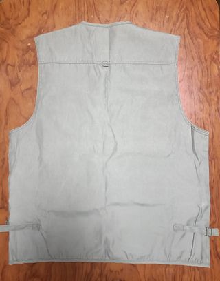 Chaleco verde militar con múltiples bolsillos