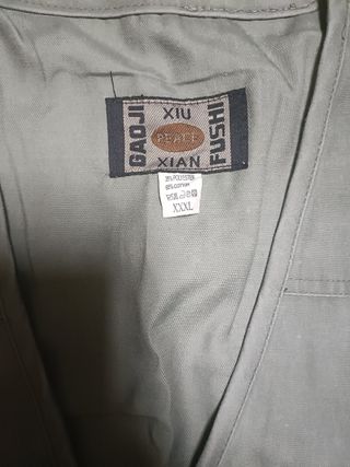 Chaleco verde militar con múltiples bolsillos