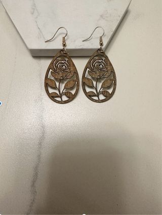 Orecchini in legno fatti a mano