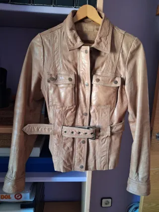 Chaqueta de piel beige y marrón