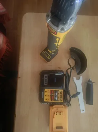 Amoladora a batería + cargador + batería