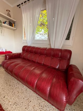 Divano Vintage in Pelle Rossa con Design Elegante