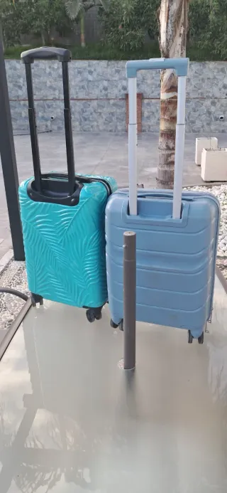 Maletas de viaje grises y turquesas