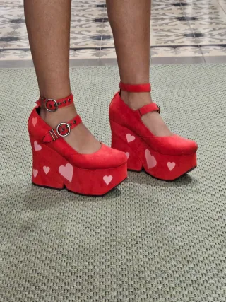 Tacones rojos con corazones