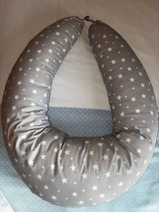 Cojín de lactancia estrellas gris