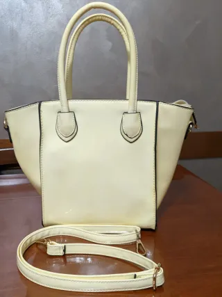 Borsa a mano beige con tracolla dorata