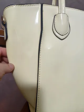 Borsa a mano beige con tracolla dorata