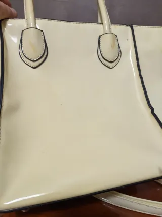 Borsa a mano beige con tracolla dorata