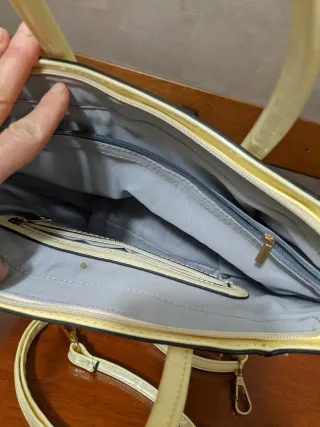 Borsa a mano beige con tracolla dorata