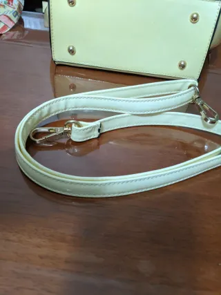 Borsa a mano beige con tracolla dorata