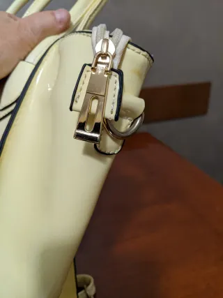 Borsa a mano beige con tracolla dorata