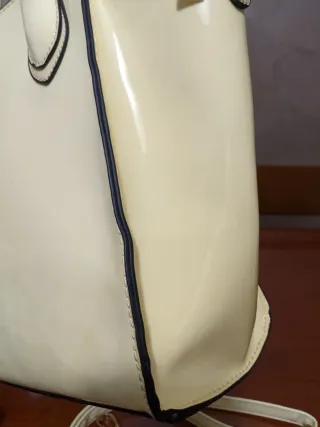 Borsa a mano beige con tracolla dorata