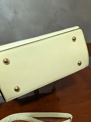 Borsa a mano beige con tracolla dorata