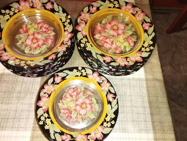 Juego de platos florales, de cristal,fondo negro