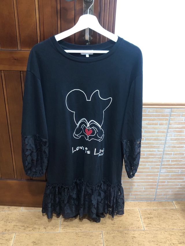 Abito nero con pizzo e design al centro