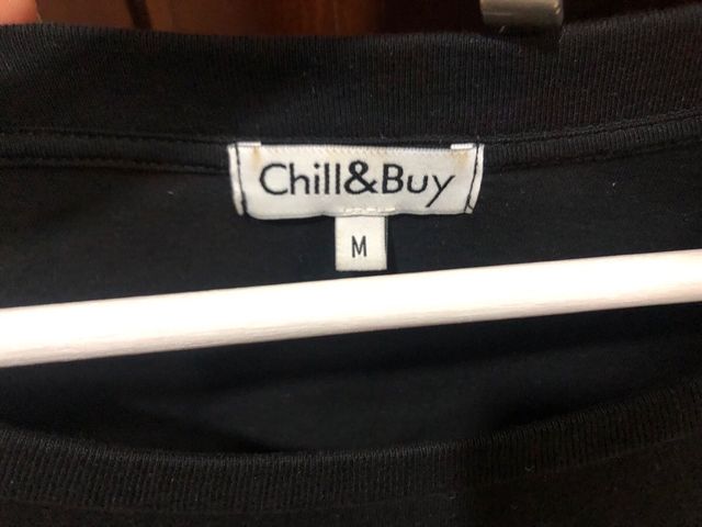 Abito nero con pizzo e design al centro