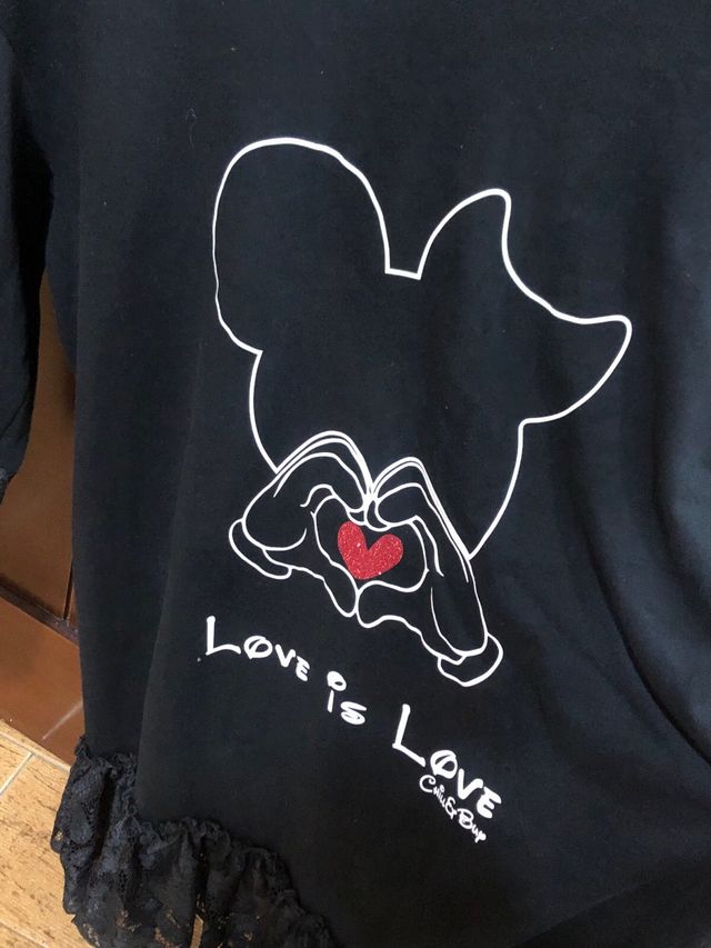 Abito nero con pizzo e design al centro