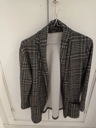 Traje pantalón gris verdoso y crudo