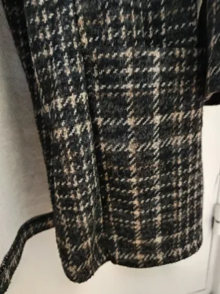 Traje pantalón gris verdoso y crudo