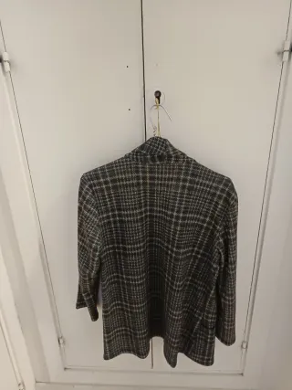 Traje pantalón gris verdoso y crudo