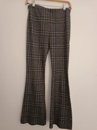 Traje pantalón gris verdoso y crudo