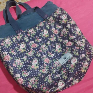 Borsa floreale blu e rosa