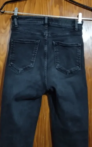 Pantalon Zara y camiseta Creem 2x5€