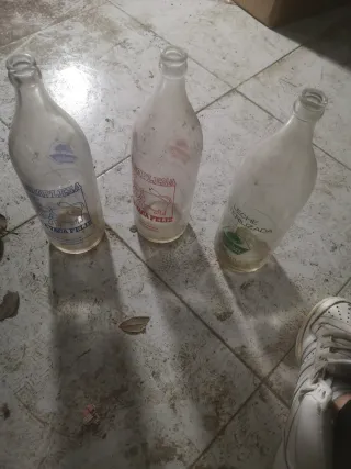 Bottiglie di latte antiche in vetro