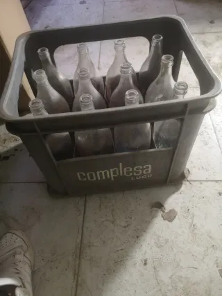 Bottiglie di latte antiche in vetro