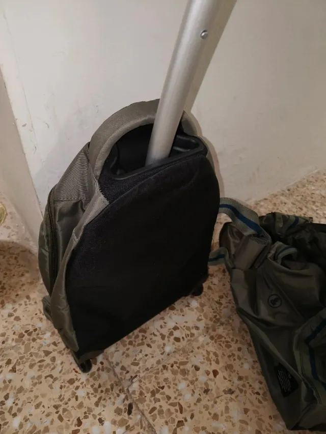 Bolsa y mochila con ruedas ecoalf