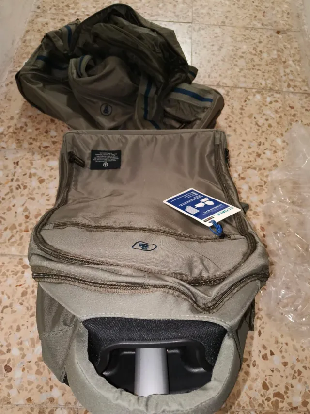 Bolsa y mochila con ruedas ecoalf