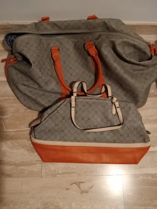 Bolsos de viaje grises y naranjas