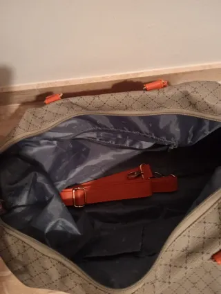 Bolsos de viaje grises y naranjas