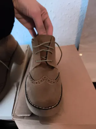 Zapatos ante sin estrenar cordones