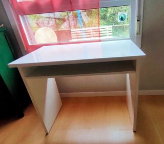 Escritorio blanco para estudiante