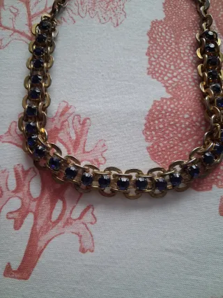 Collar Zara azul y dorado, piedra estilo zafiro