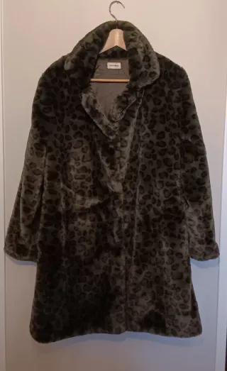 Abrigo piel sintética estampado leopardo